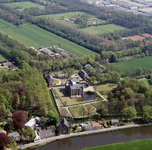 842218 Luchtfoto van Slot Zuylen met het omliggende park (Tournooiveld 1) te Oud-Zuilen (gemeente Maarssen), vanuit het ...